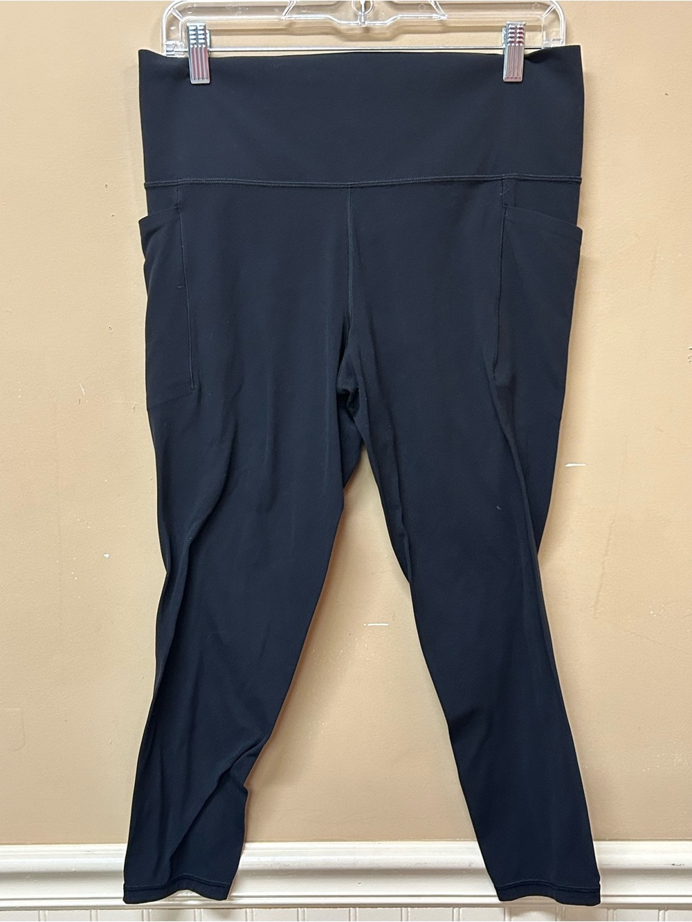 Athleta Leggings Womens L Black Salutation Stash 7/8 Tight Yoga Pocket